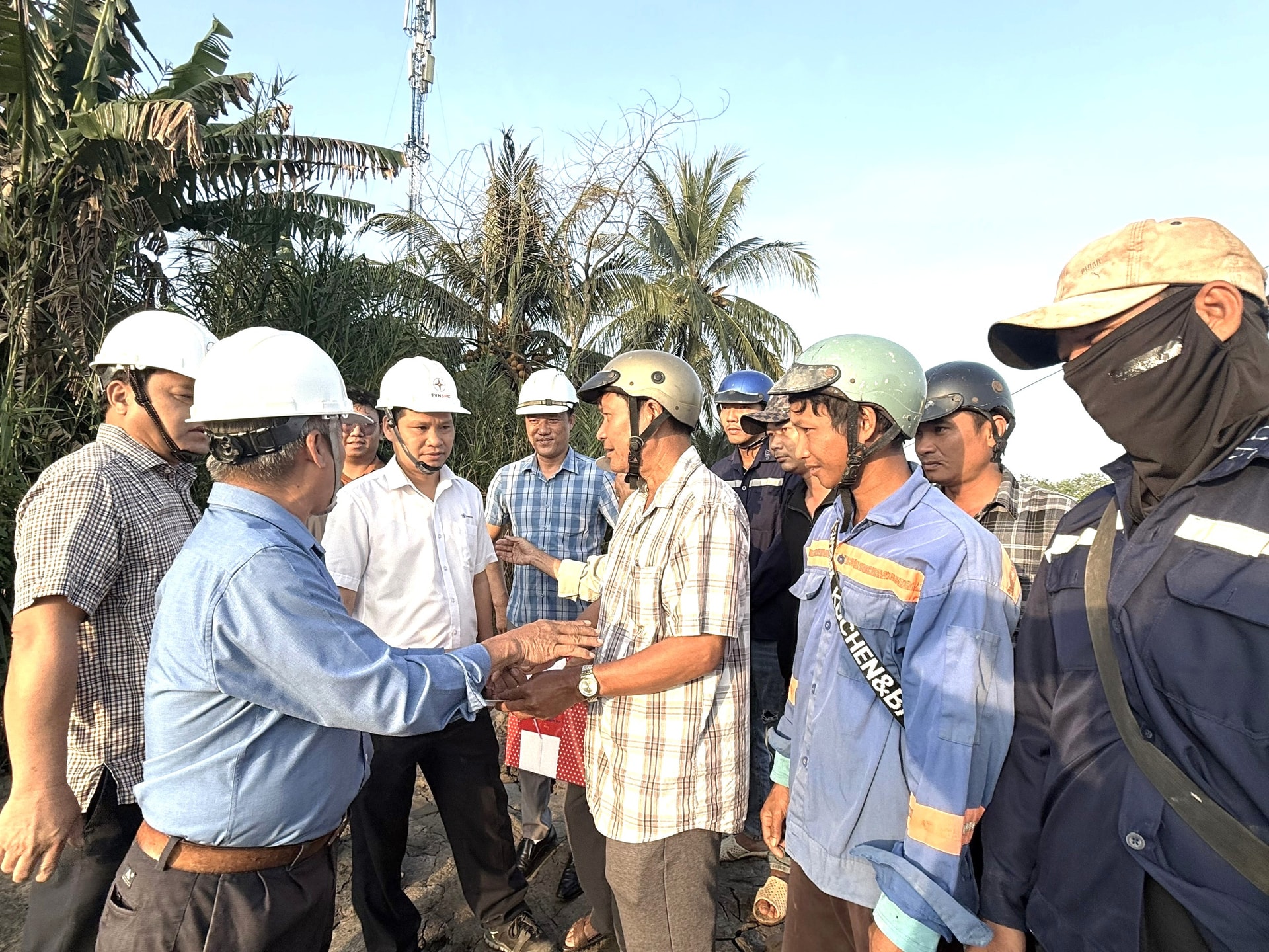 Ông Bùi Quốc Hoan - Phó Tổng giám đốc EVNSPC nghe nhà thầu thi công Dự án Đường dây 110kV Trạm 220kV Thốt Nốt – Trạm 110kV Thới Lai (TP Cần Thơ) báo cáo về phương án thi công dịp Tết Dương
