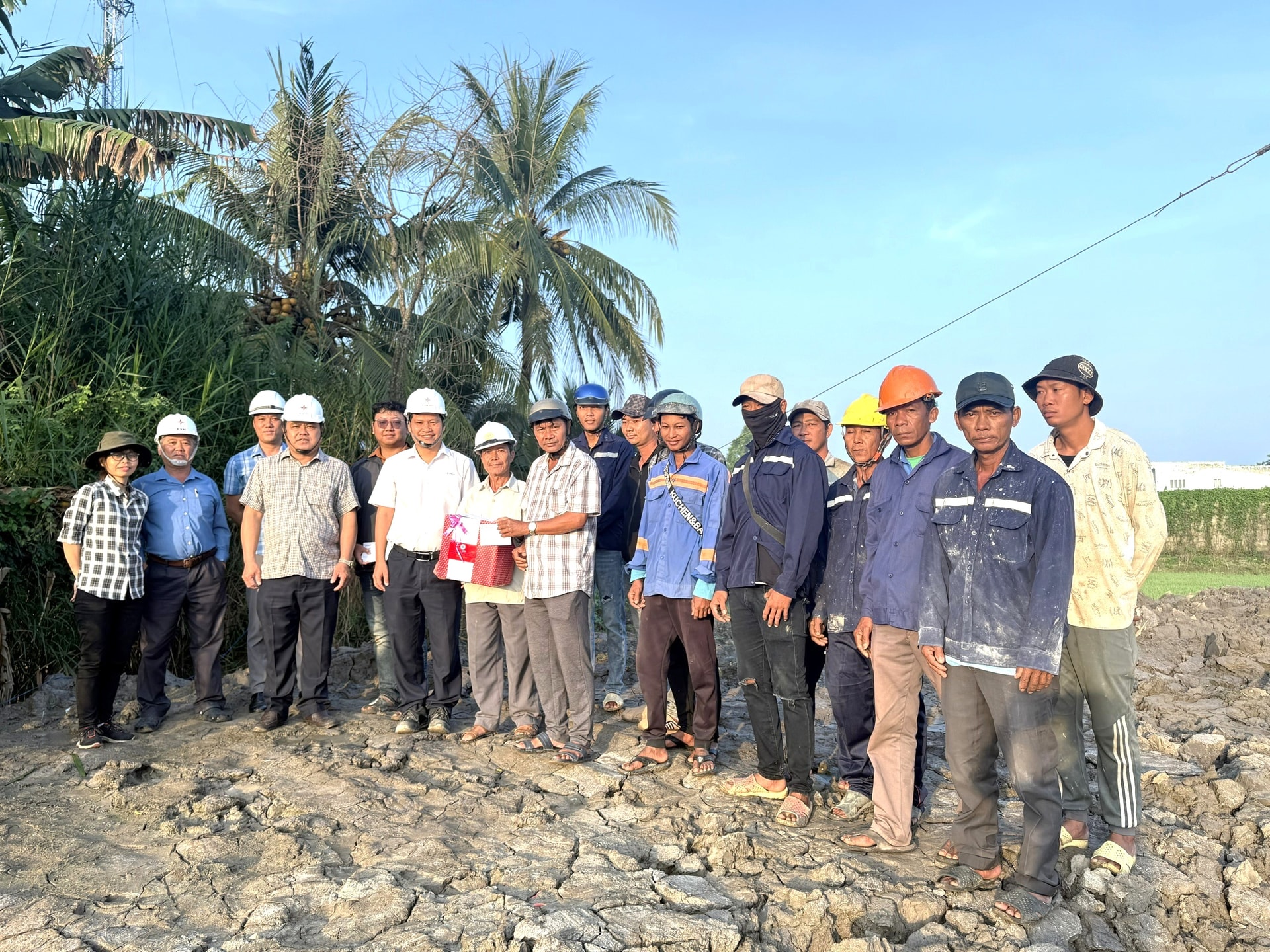 Ông Bùi Quốc Hoan - Phó Tổng giám đốc EVNSPC tặng quà đông viên người lao động trên công trường Dự án Đường dây 110kV Trạm 220kV Thốt Nốt – Trạm 110kV Thới Lai