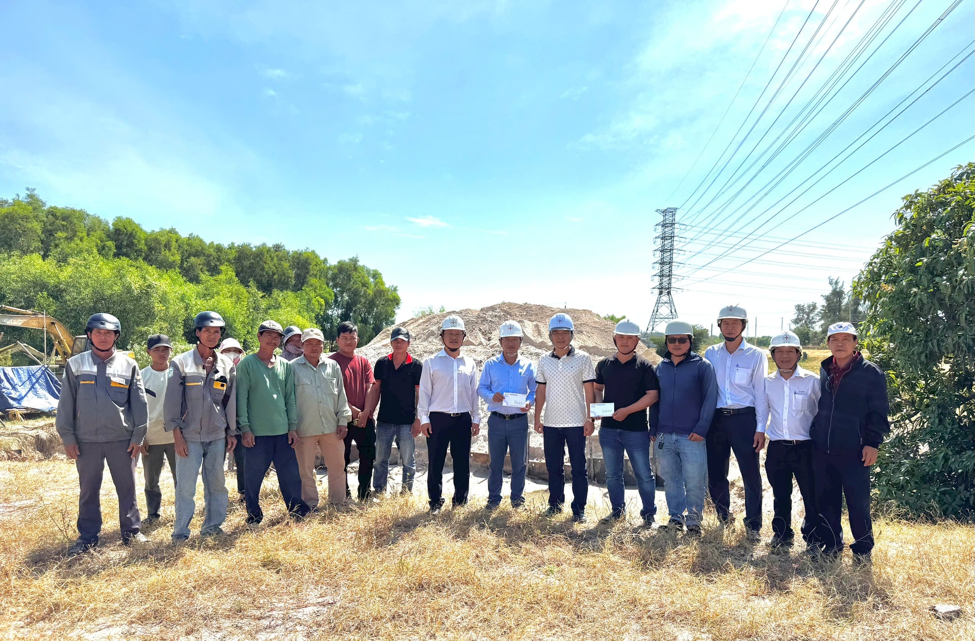 Ông Đào Hòa Bình – Phó Tổng giám đốc EVNSPC tặng quà động viên người lao động làm việc xuyên Tết trong ngày 112026 tại Dự án Cải tạo nâng tiết diện đường dây 110kV Đa Nhim - trạm 220kV Tháp