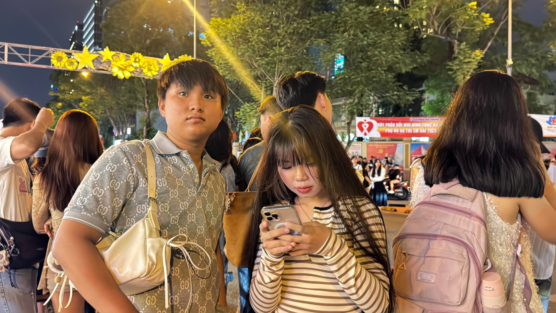 Trong dòng người đổ về đón năm mới, nhiều bạn trẻ dừng lại giữa phố để nhắn tin, đăng ảnh và cập nhật khoảnh khắc đầu năm lên mạng xã hội - Ảnh Tiểu Vũ
