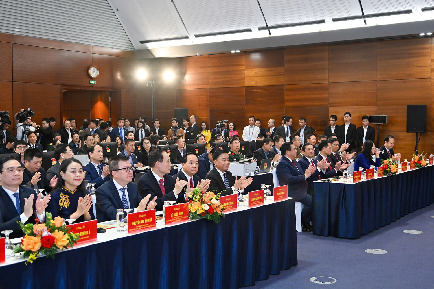 Các đại biểu tham dự buổi lễ.