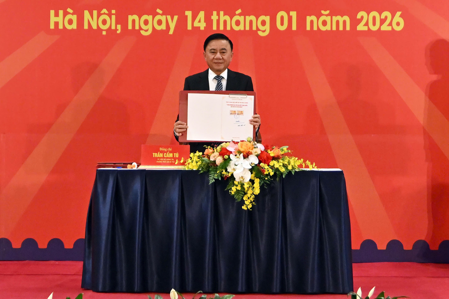 Đồng chí Trần Cẩm Tú đã thực hiện nghi thức ký Bia phát hành đặc biệt bộ tem và đóng dấu lưu niệm.