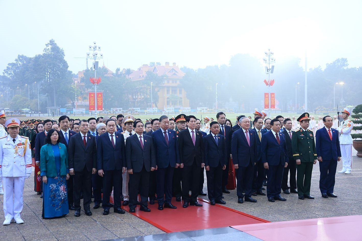 Các đại biểu dự Đại hội XIV của Đảng viếng Chủ tịch Hồ Chí Minh 