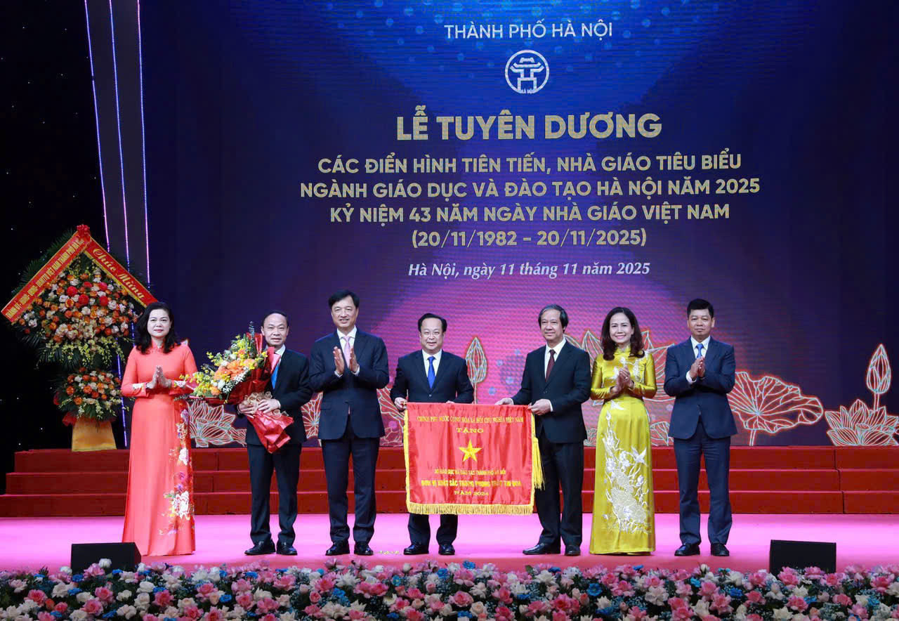 Bí thư Thành uỷ Hà Nội Nguyễn Duy Ngọc, Bộ trưởng Bộ Giáo dục và đào tạo Nguyễn Kim Sơn trao cờ đơn vị xuất sắc phong trào thi đua và tặng hoa chúc mừng Sở Giáo d