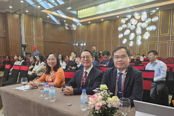 PGS-TS-BS Nguyễn Như Vinh (phải) tham dự một hội nghị khoa học