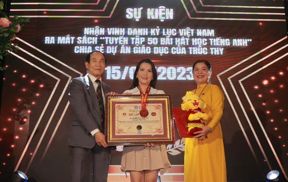 truc-thy-duoc-vinh-danh-nguoi-sang-tac-bai-hat-de-day-va-hoc-tieng-anh-nhieu-nhat-viet-nam-wshowbiz.jpg