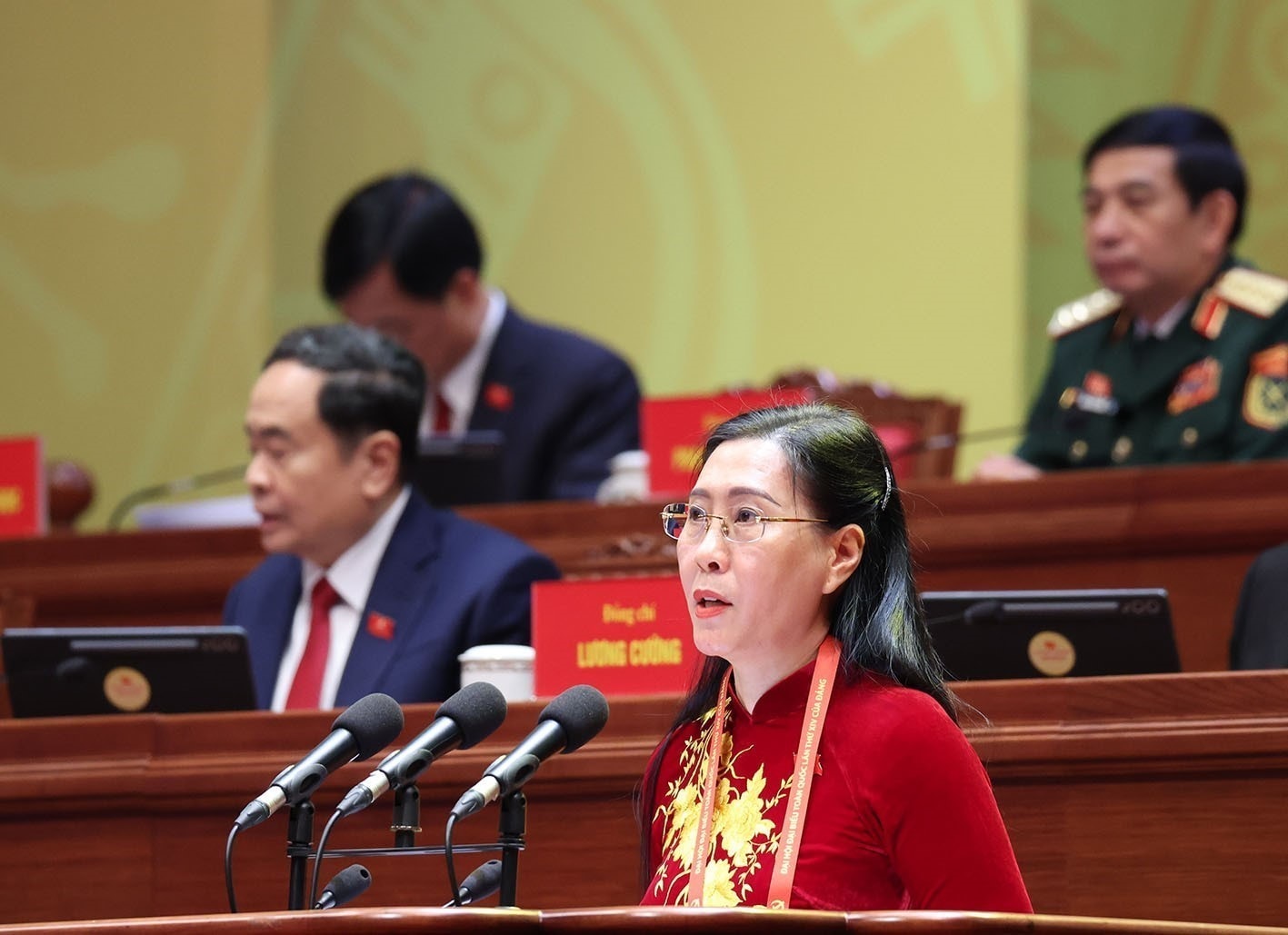 Đồng chí Bùi Thị Quỳnh Vân, Ủy viên Đoàn Thư ký Đại hội đọc Thông báo về thư, điện chúc mừng của các chính đảng, tổ chức và bạn bè quốc tế gửi Đại hội - Ảnh: TTXVN