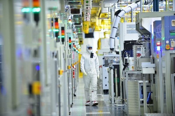 diendandoanhnghiep.vn-media-uploaded-423-2021-03-24-_intel-manufacturing-32.jpg