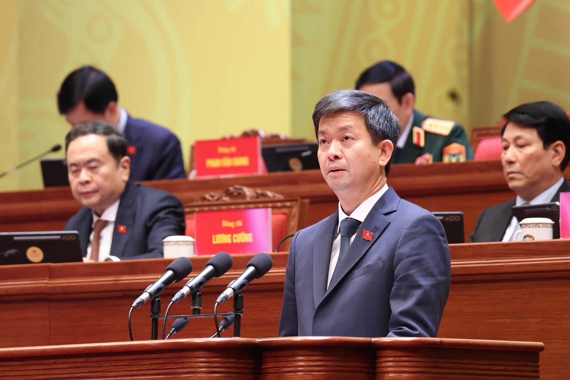 dong-chi-le-quang-tung.jpg