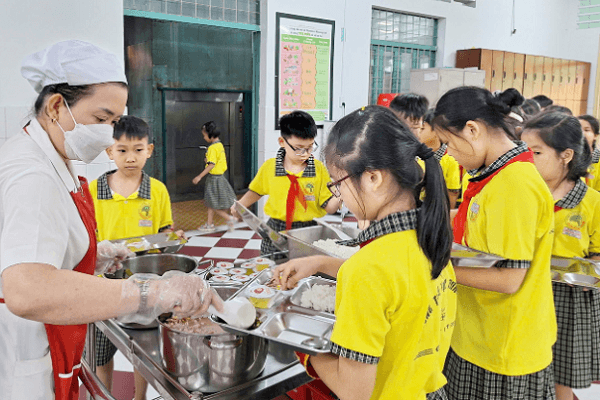 tphcm-siet-bua-an-hoc-duong-2026-dung-de-sat-thu-hai-tre-hinh-anh.png