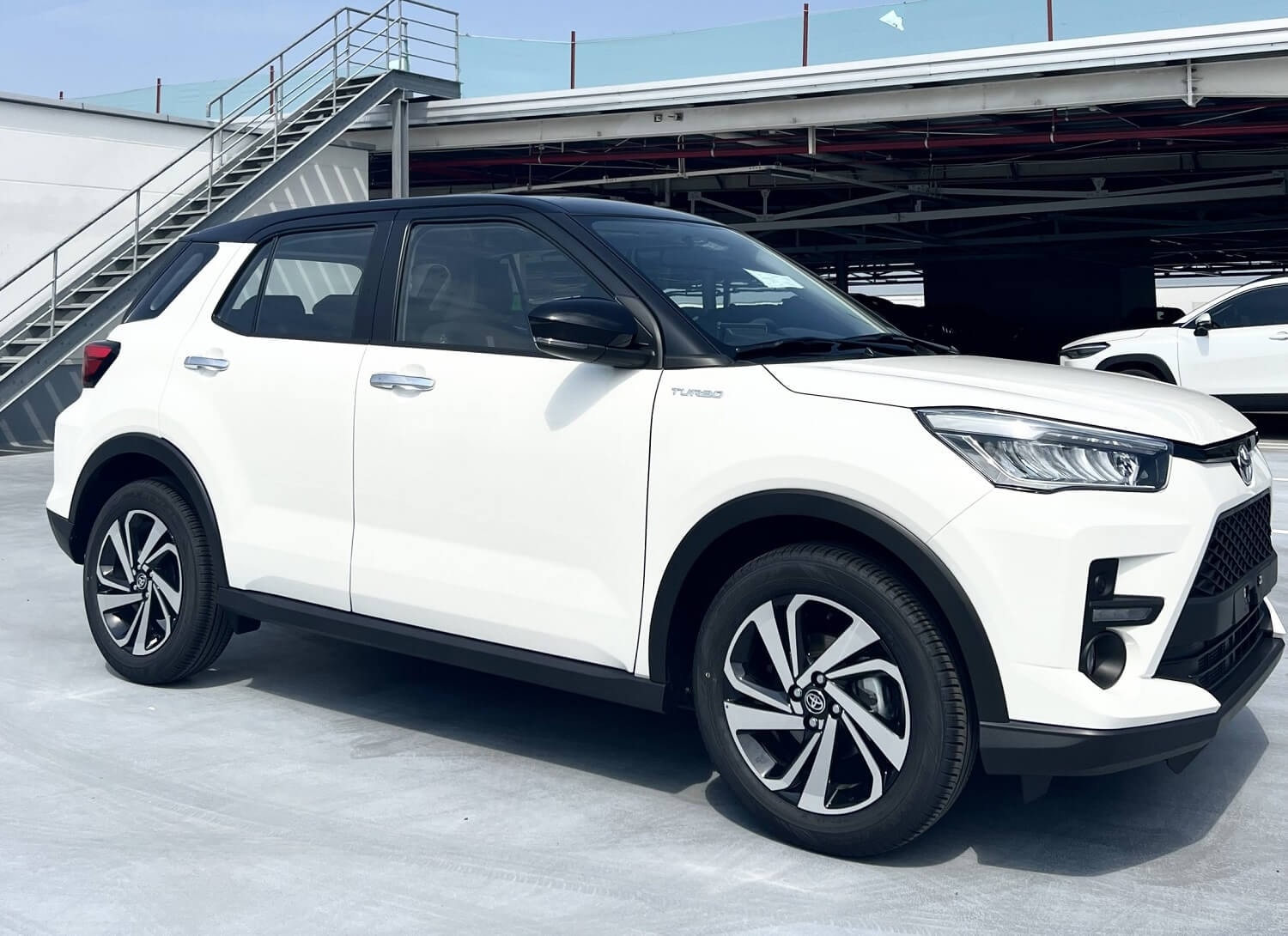 toyota-raize-2023-trang-noc-den-than-xe-toyota-okayama-da-nang-vu-anh-0947-21-21-79-1-scaled-1.jpg