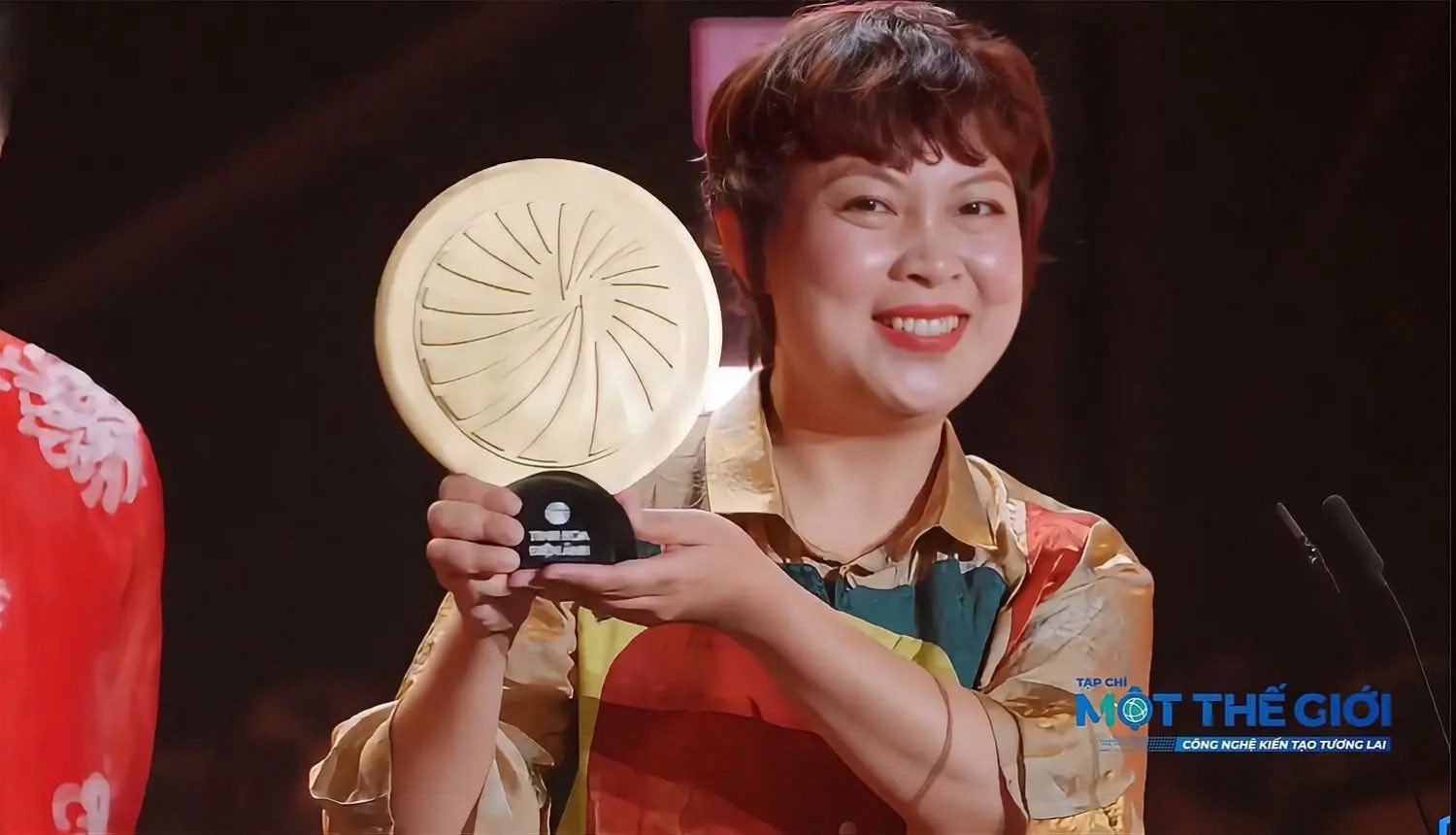 Đạo diễn Đặng Thái Huyền với chiếc cúp Tinh hoa điện ảnh