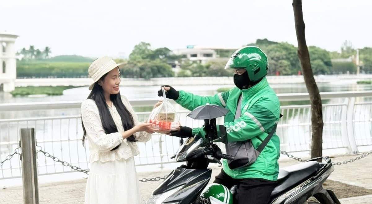 Nhiều dịch vụ “té nước theo mưa”, vì sao các hãng xe công nghệ chưa tăng cước theo giá xăng dầu? 