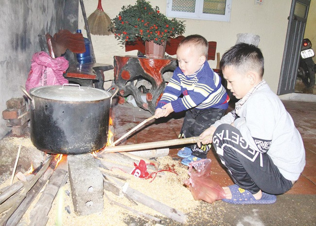 Hình ảnh trẻ em quây quần bên nồi bánh chưng ngày tết giờ trở nên rất hiếm