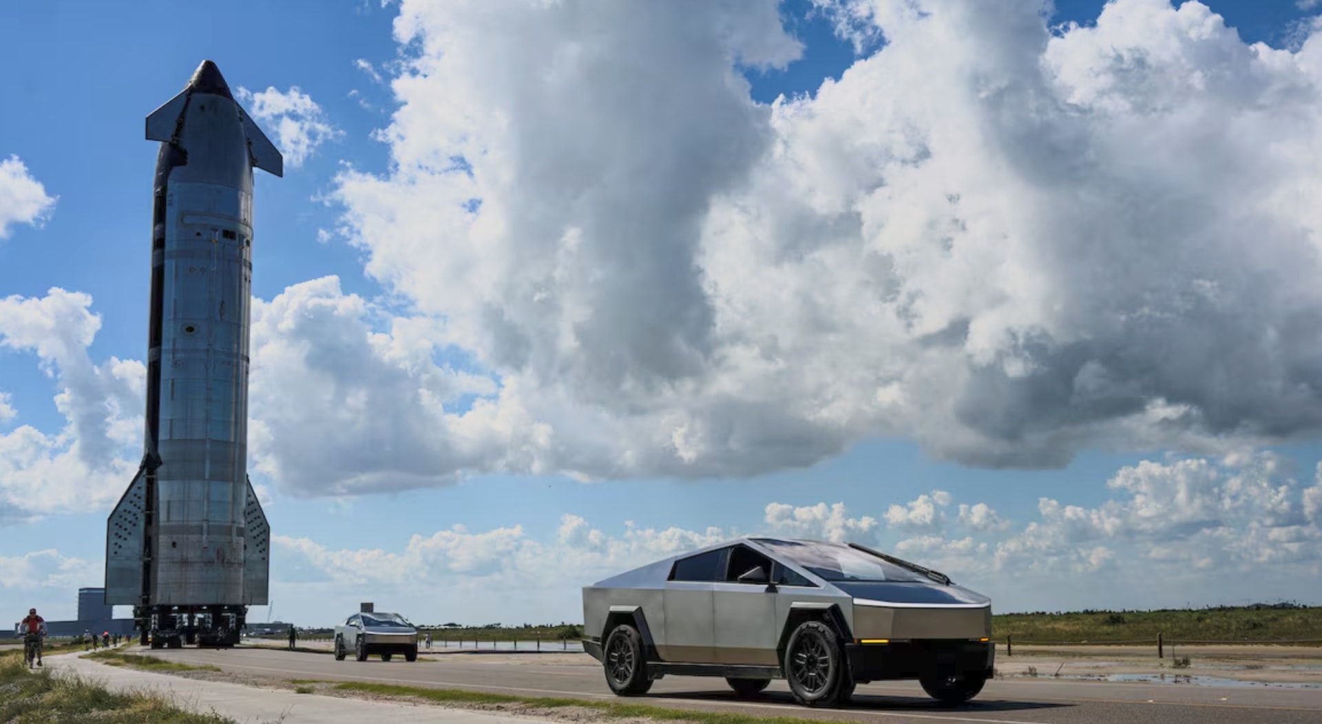 Xe bán tải điện Tesla Cyber Truck dẫn đầu đoàn xe khi tàu vũ trụ Starship lăn bánh ra bệ phóng trước chuyến bay thử nghiệm của SpaceX tại Starbase vào tháng 10.2025 - Ảnh: Reut