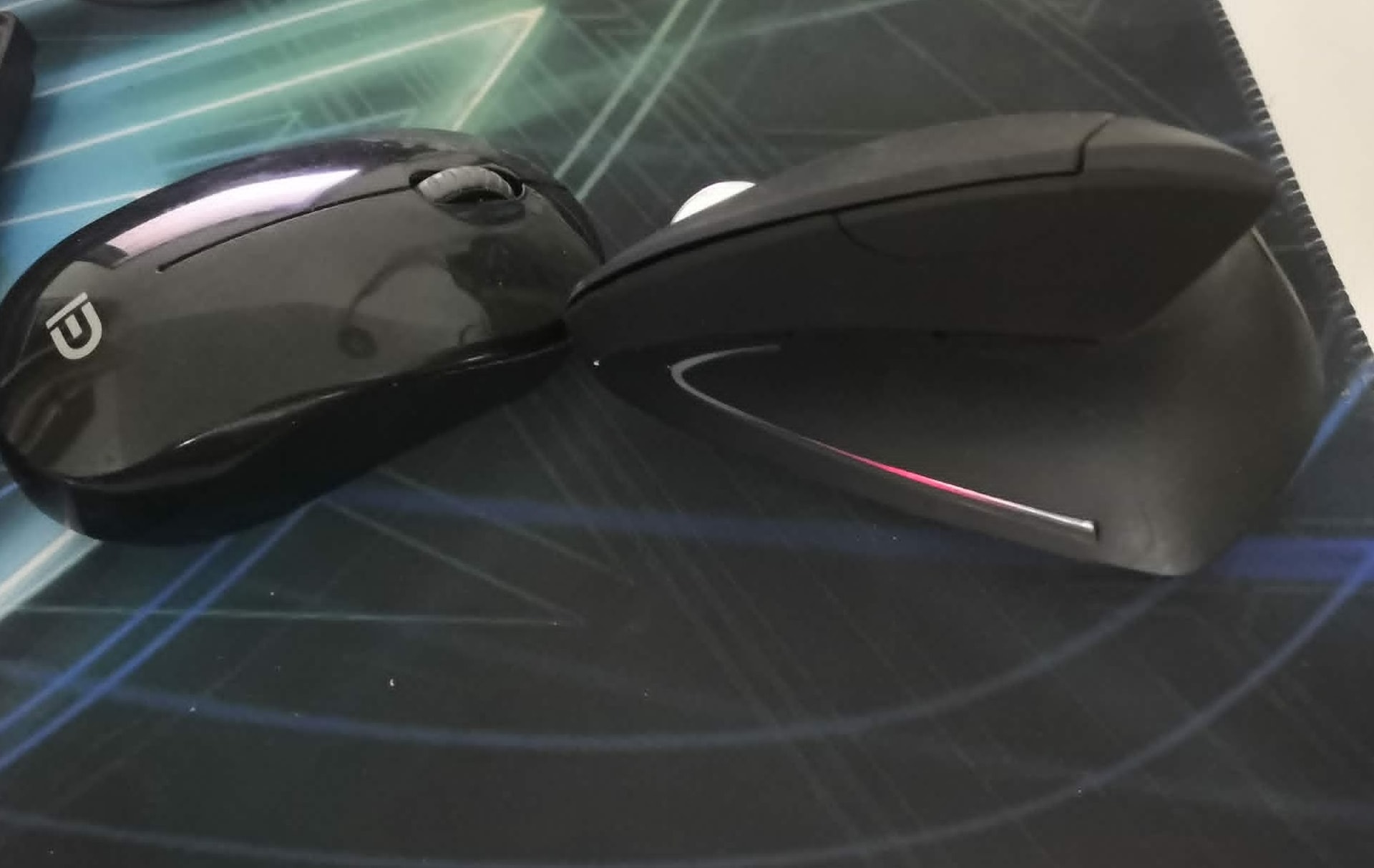 Kích thường chuột gaming (phải) thường to, phù hợp với nam - Ảnh: Bùi Tú