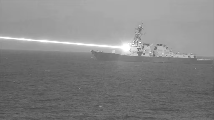 Hệ thống laser HELIOS được thử nghiệm trên tàu chiến - Ảnh: DOT&E