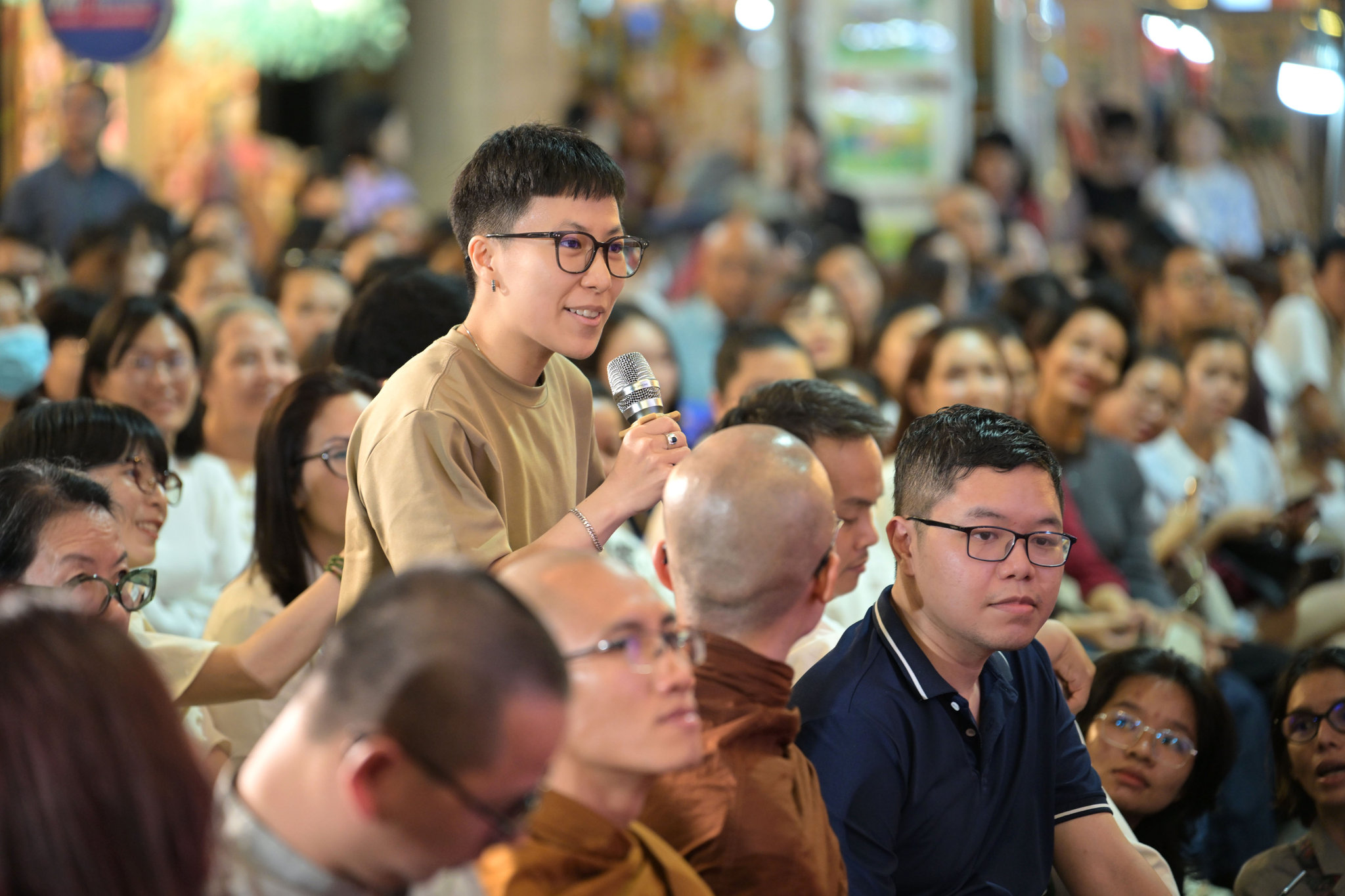 Độc gải đặt câu hỏi giao lưu