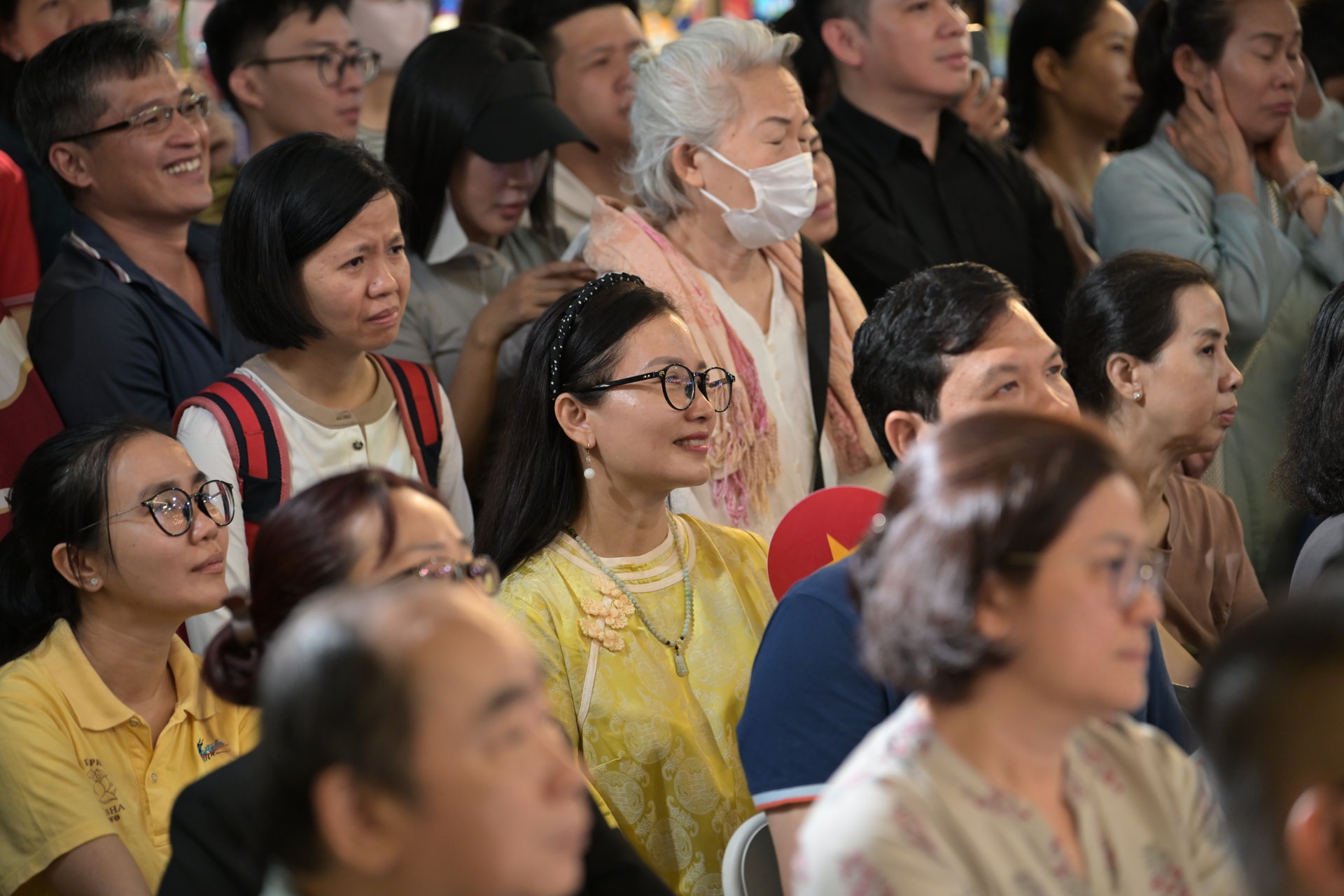 Độc giả chăm chú lắng nghe câu chuyện của Thiền sư Ajahn Brahm