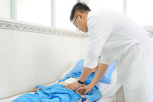 Sau 10 ngày chăm sóc tích cực, bệnh nhân hồi phục tốt, các dấu hiệu sinh tồn ổn định và bắt đầu thích nghi với đường tiêu hóa mới
