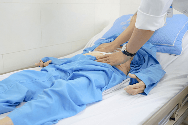 Bác sĩ kiểm tra vết mổ của bệnh nhân sau phẫu thuật