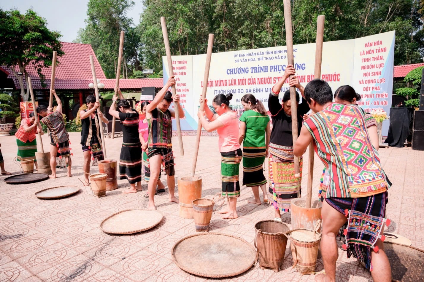 4- Bà con đồng bào S'tiêng tái hiện phong trào giã gạo nuôi quân tại Khu bảo tồn văn hoá dân tộc S’tiêng sóc Bom Bo