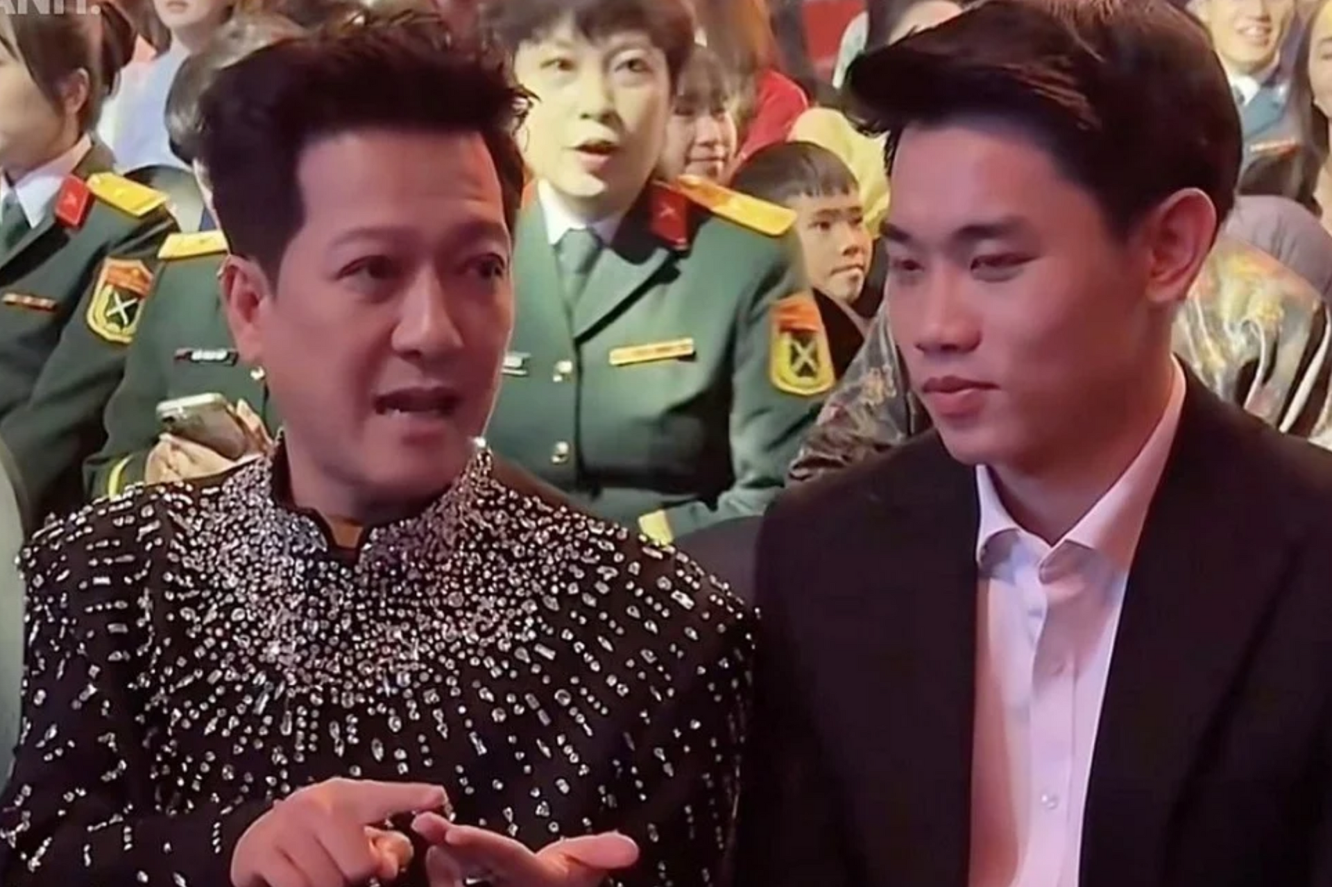 Trường Giang khuyên Đình Bắc 'lo bóng đá đi': Đừng buộc cầu thủ trẻ tránh xa showbiz 
