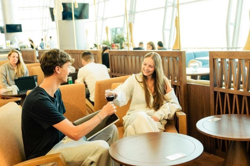 Có thể là hình ảnh về một hoặc nhiều người