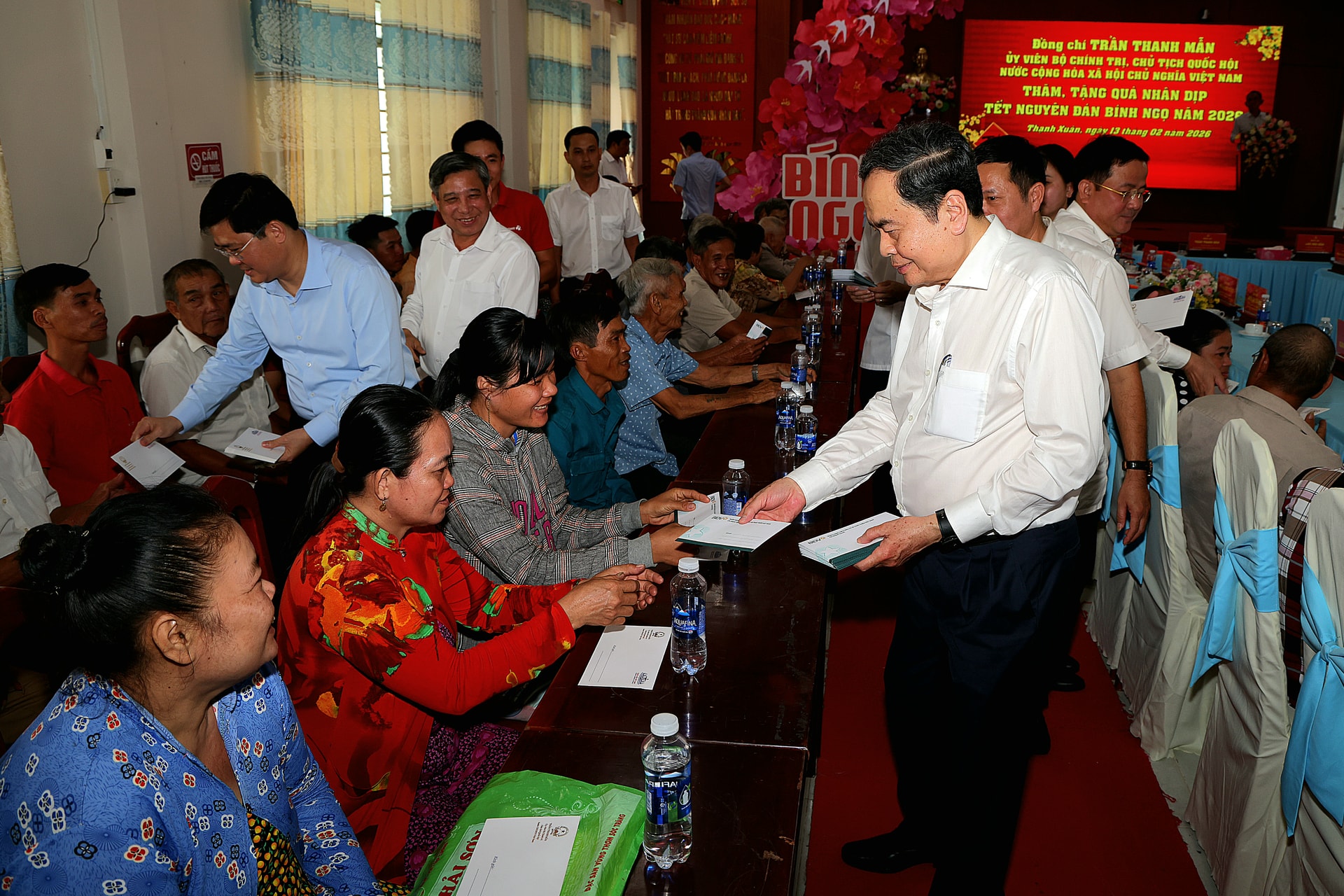 Chủ tịch Quốc hội Trần Thanh Mẫn tặng quà Tết hộ nghèo xã Thạnh Xuân, TP. Cần Thơ 