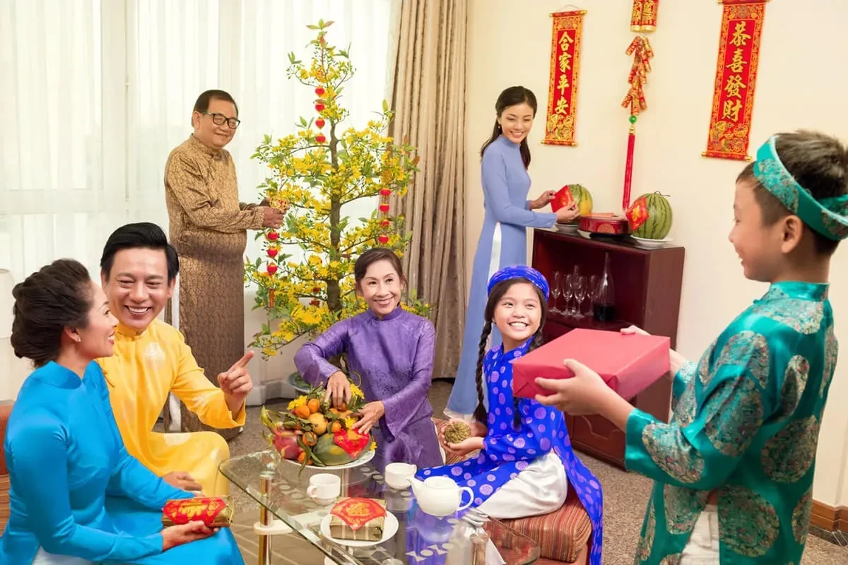 vietnamese-family-lunar-new-year-tet-celebration.webp