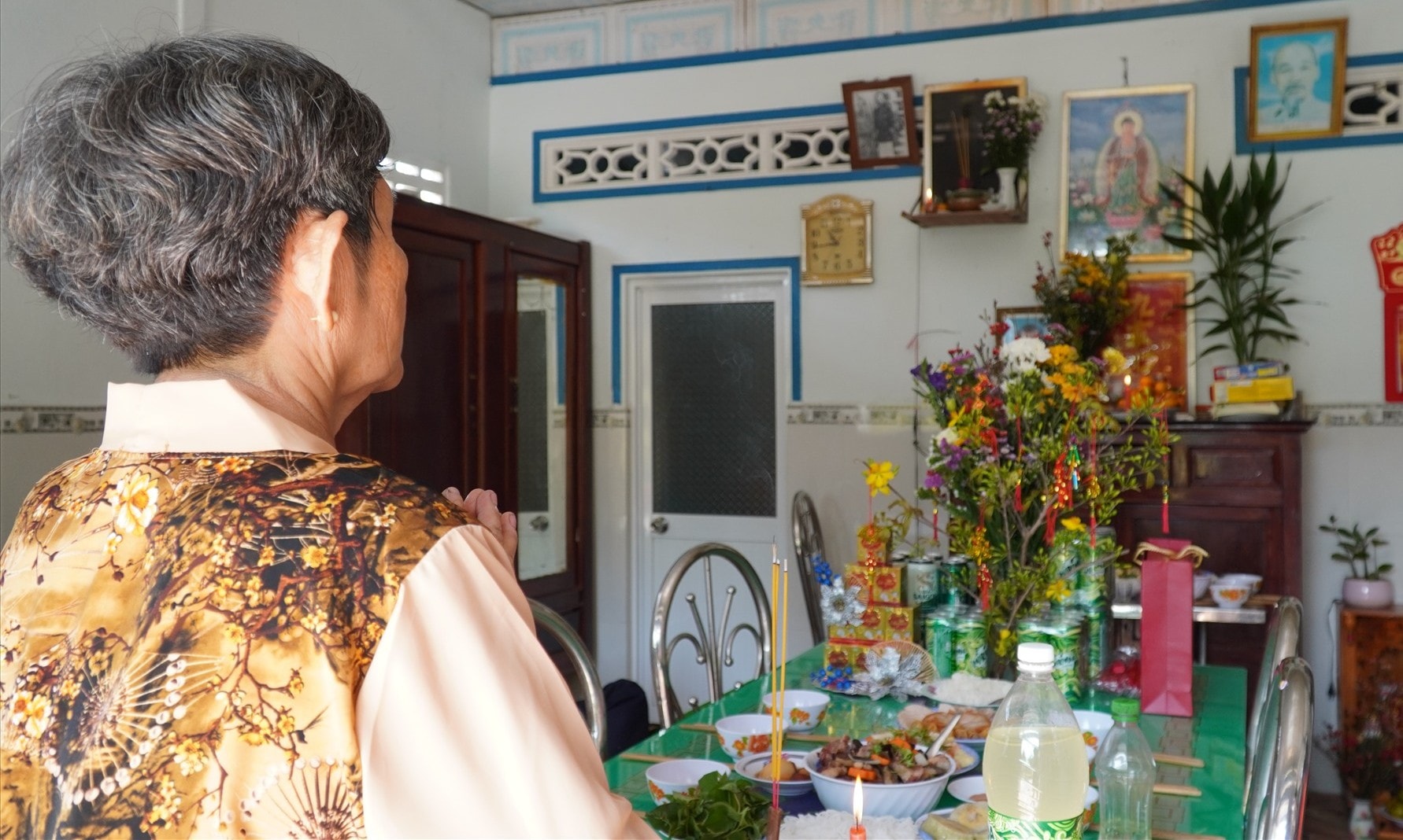 Nghi thức cúng ông bà cua người miền Tây - Ảnh: V.S