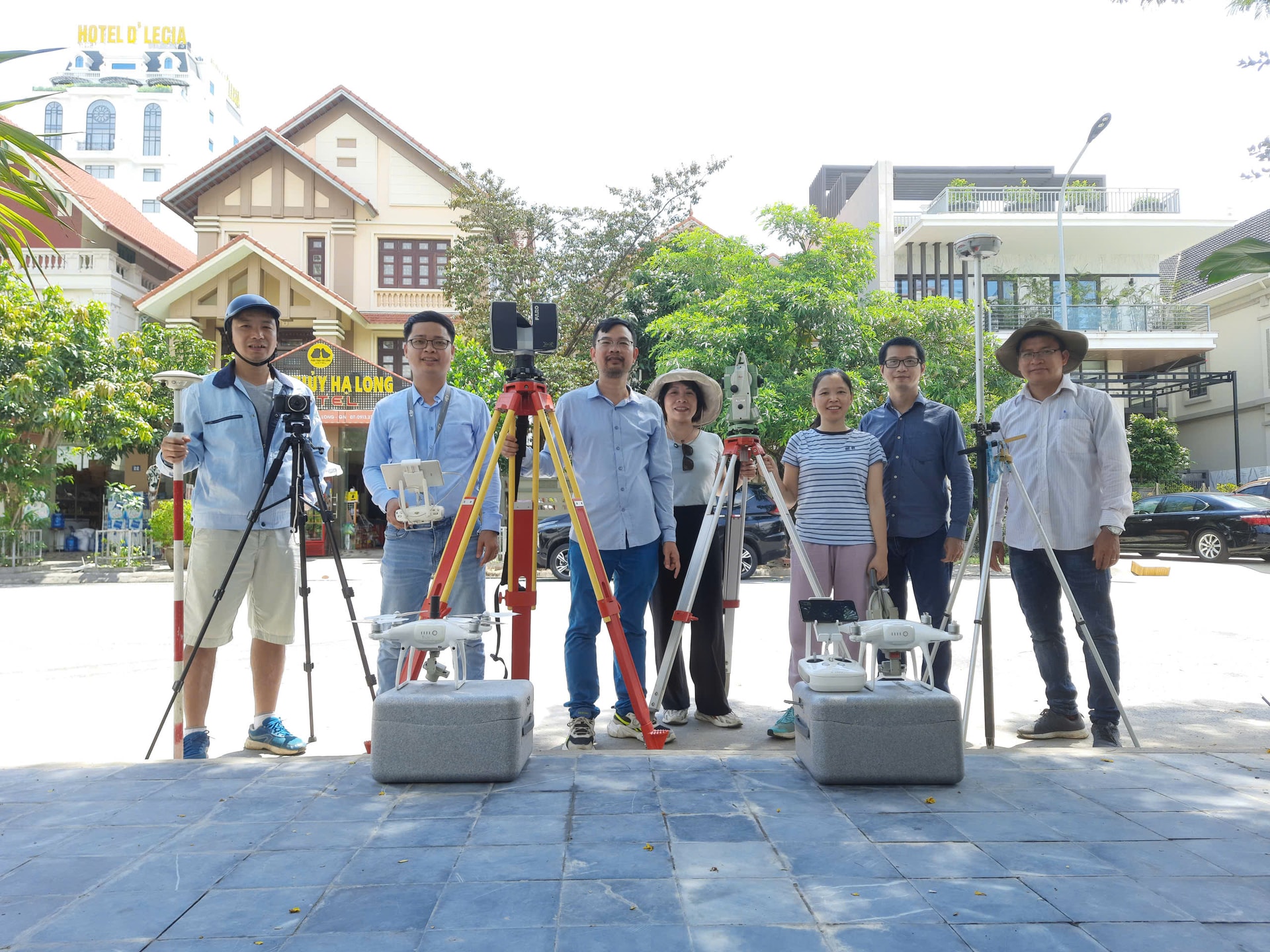 Nhóm nghiên cứu khoa học đi thực địa tại đô thị để thu thập dữ liệu cho công trình nghiên cứu
