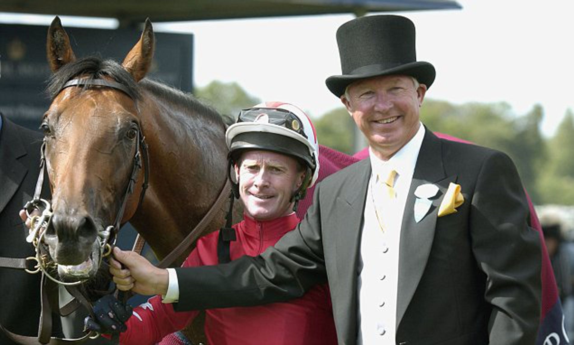anh trang 44-45-Sir Alex-ngua-Rock of Gibraltar