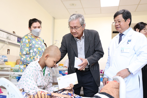 giao-su-nguyen-chan-hung-nguoi-thoi-hon-van-chuong-vao-cuoc-chien-chong-ung-thu-hinh-anh 2