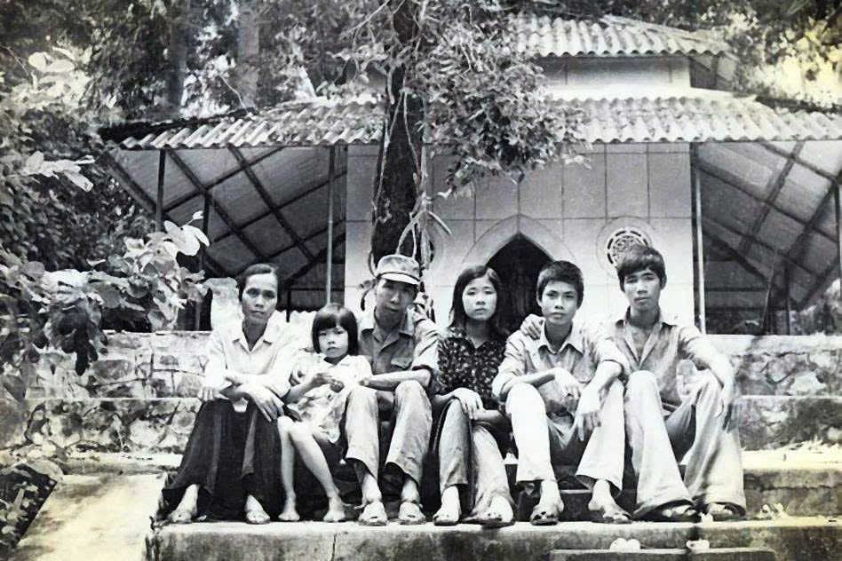 Gia đình nhà văn Hữu Mai (1977)