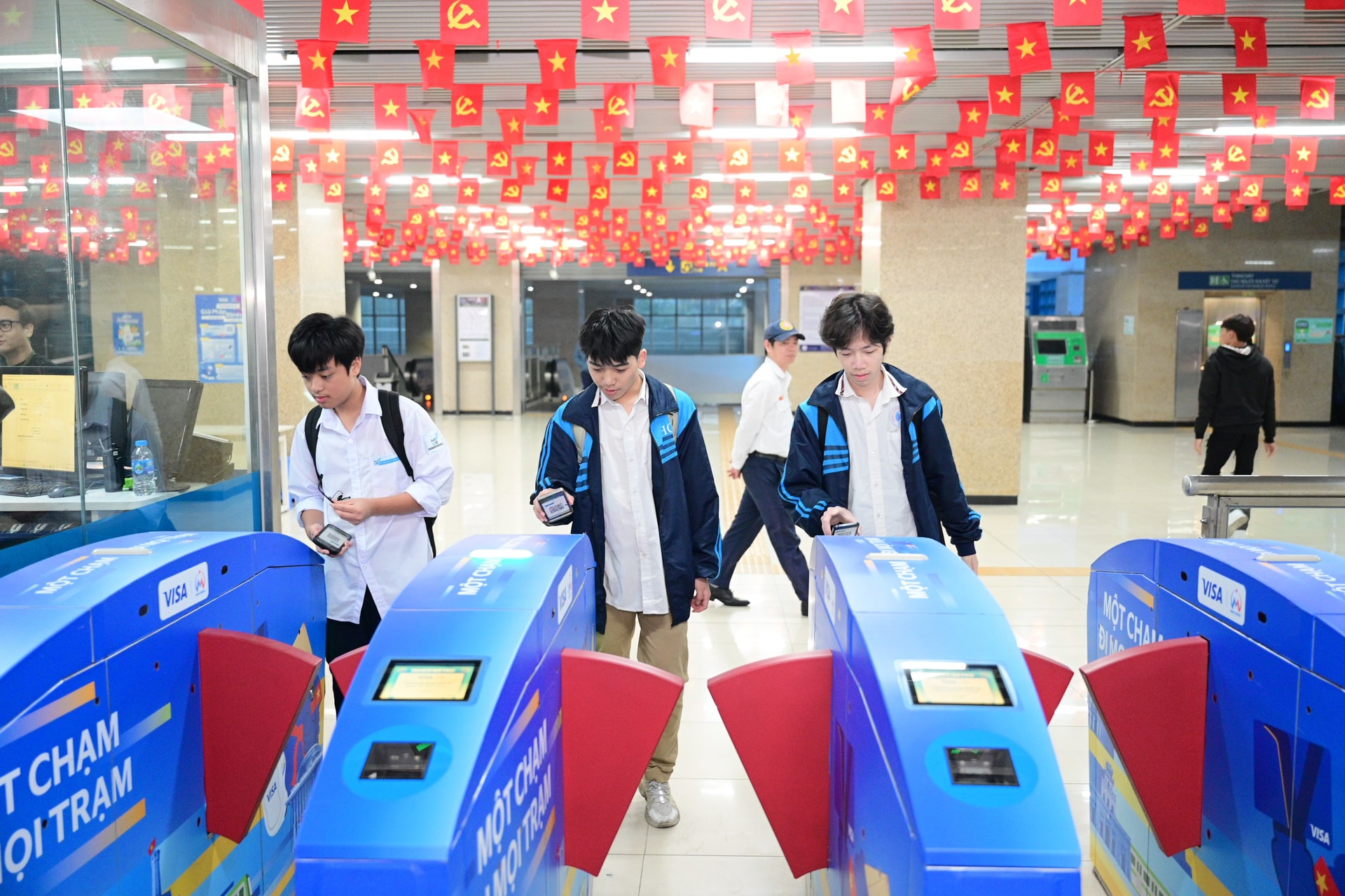 Học sinh làm thủ tục qua cổng với công nghệ mới