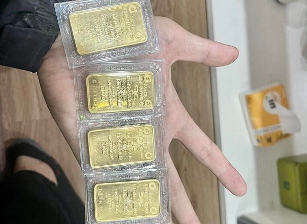 Giá vàng hôm nay 21.2: Cả tuần 'hụt hơi', người giữ vàng đứng ngồi không yên 