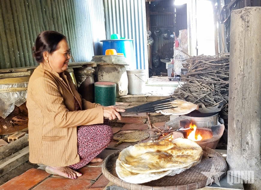 Bếp quê nướng bánh phồng Sơn Đốc ngày Tết - Ảnh: T.L