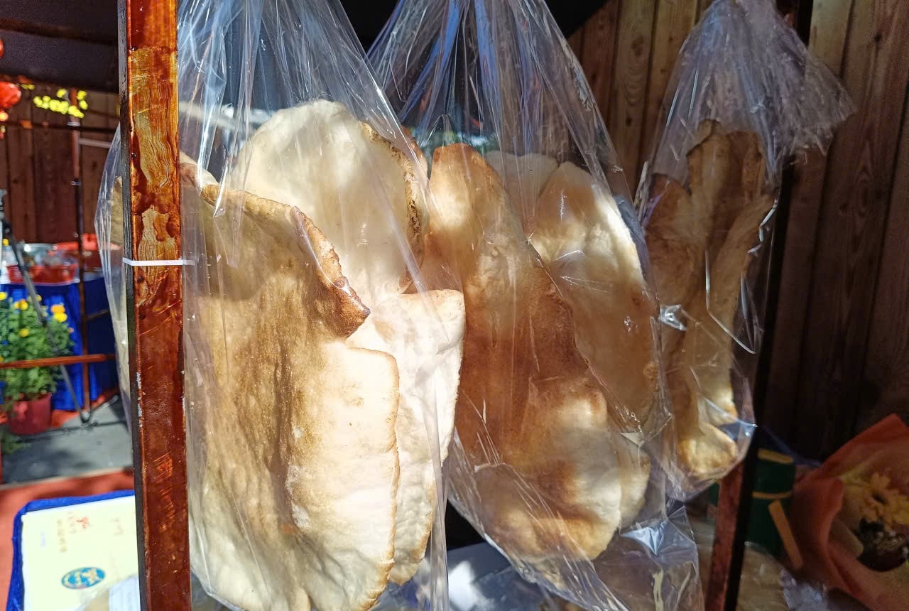 Bánh phồng Sơn Đốc sau khi nướng nở to - Ảnh: V.K.K