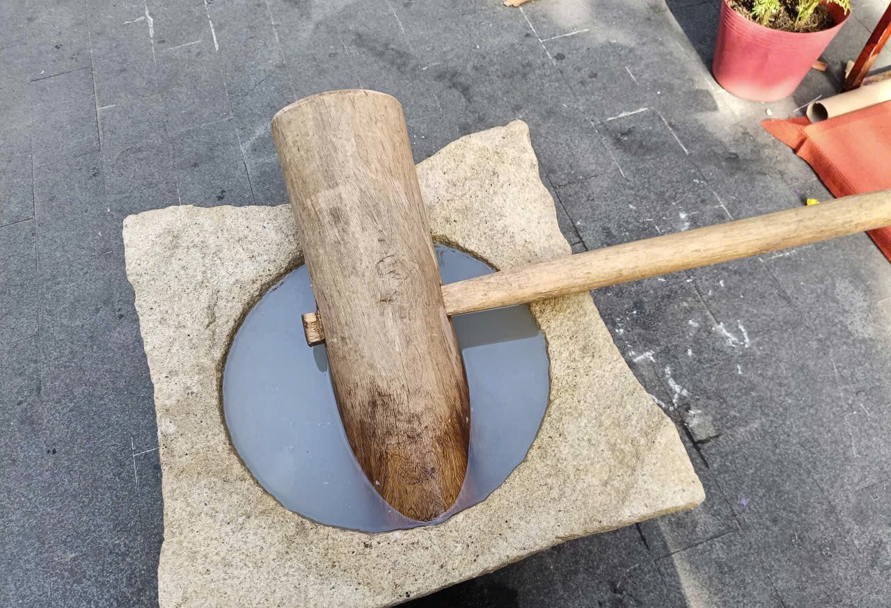 Cối quết bánh phồng thủ công - Ảnh: V.K.K