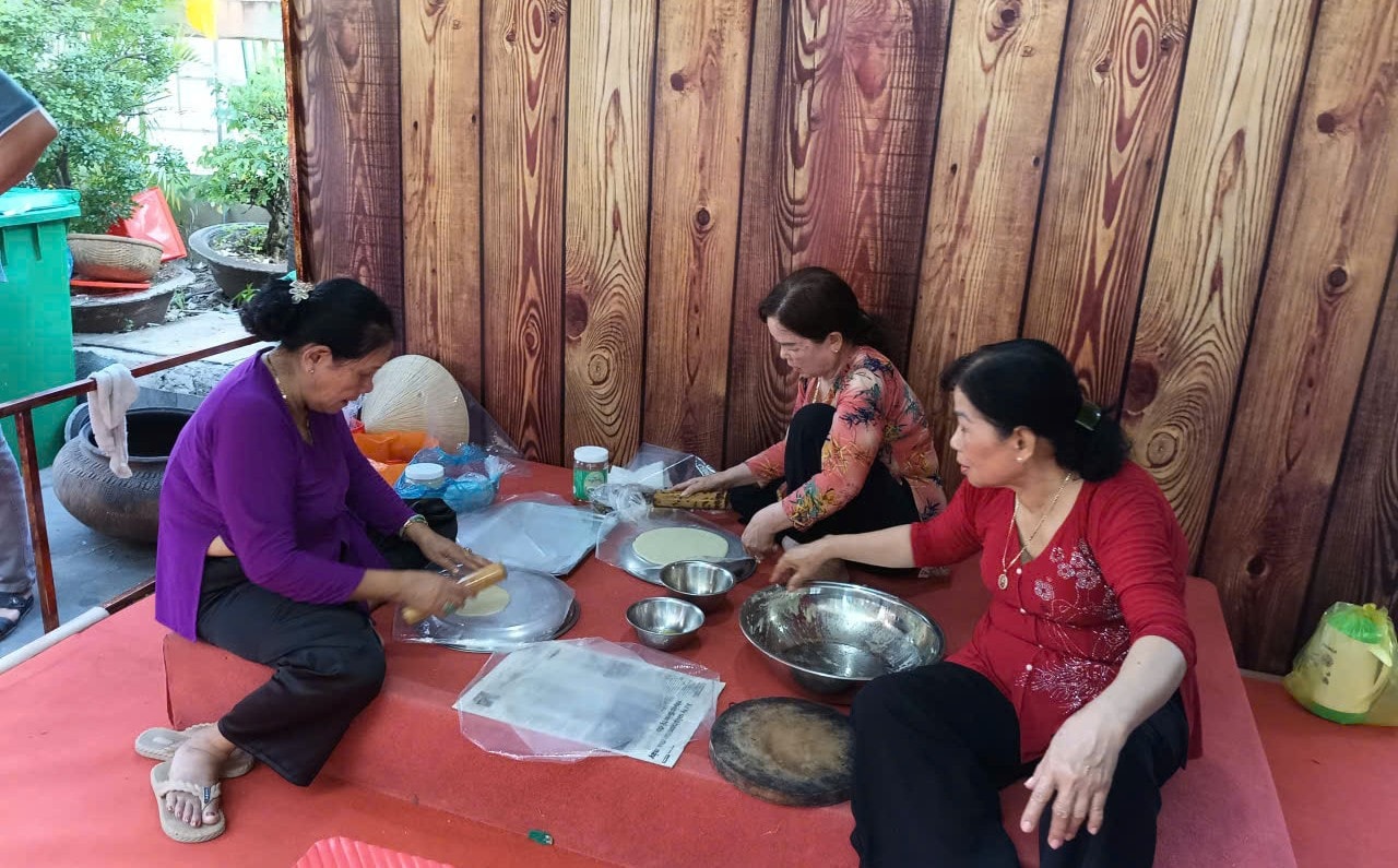 Quy trình làm bánh phồng, cán bánh phồng -Ảnh: Văn Kim Khanh