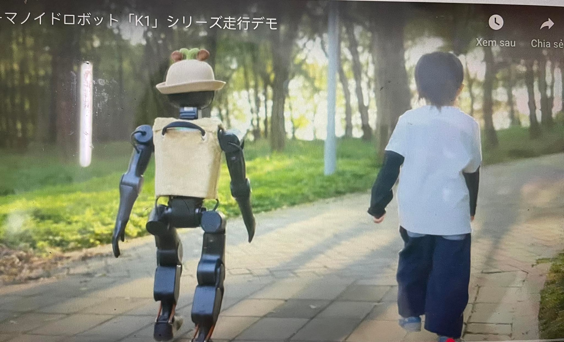 Video: Robot hình người gắn AI vật lý rất sống động