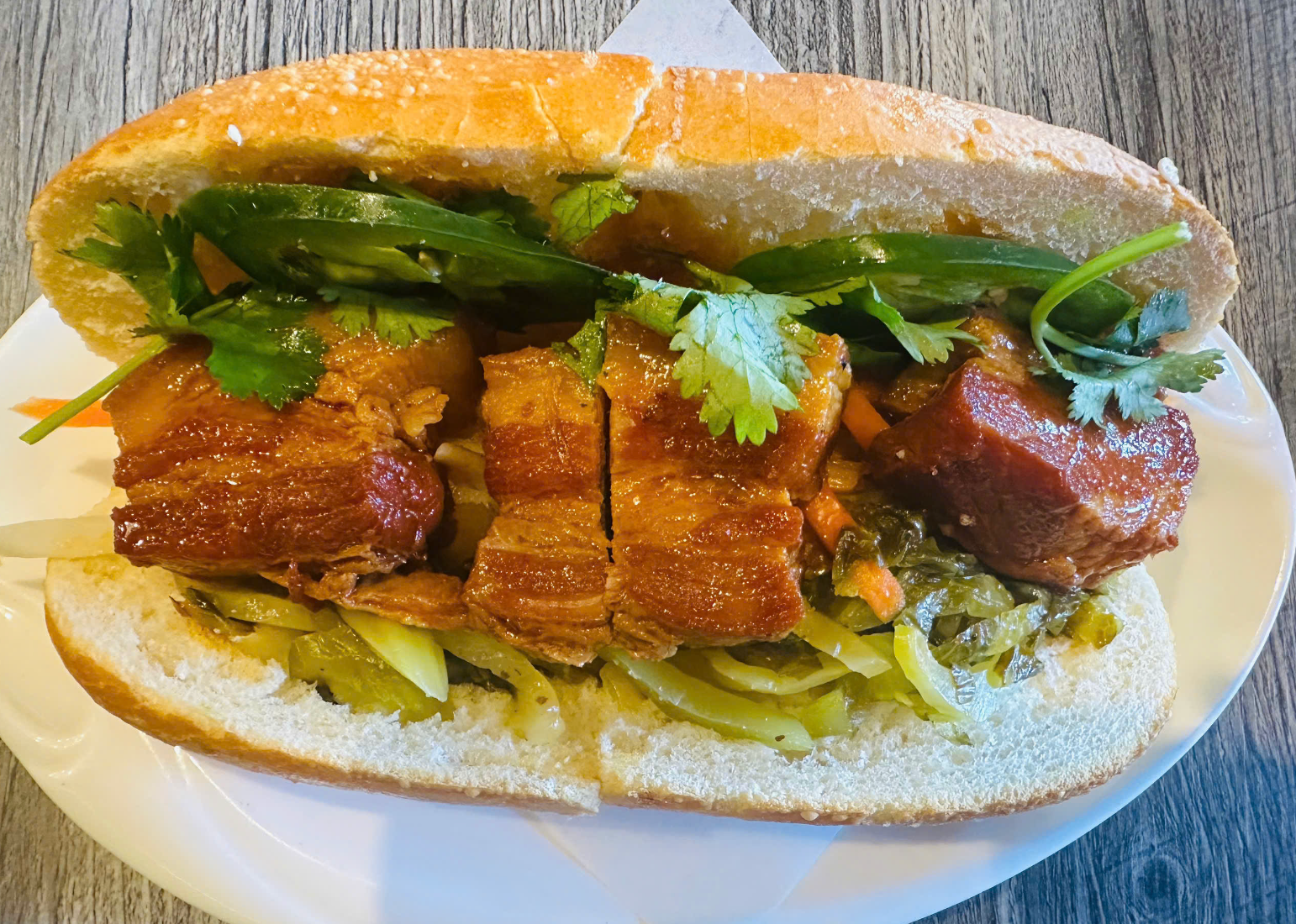 Khám phá tiệm hải sản được nghệ sĩ Việt yêu thích và món bánh mì thịt kho giữa lòng nước Mỹ 
