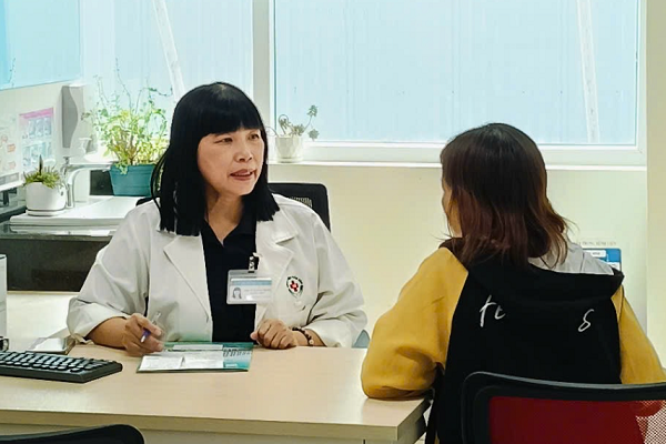 TS-BS Lê Thị Tuyết Phượng thăm khám cho 1 bệnh nhâ