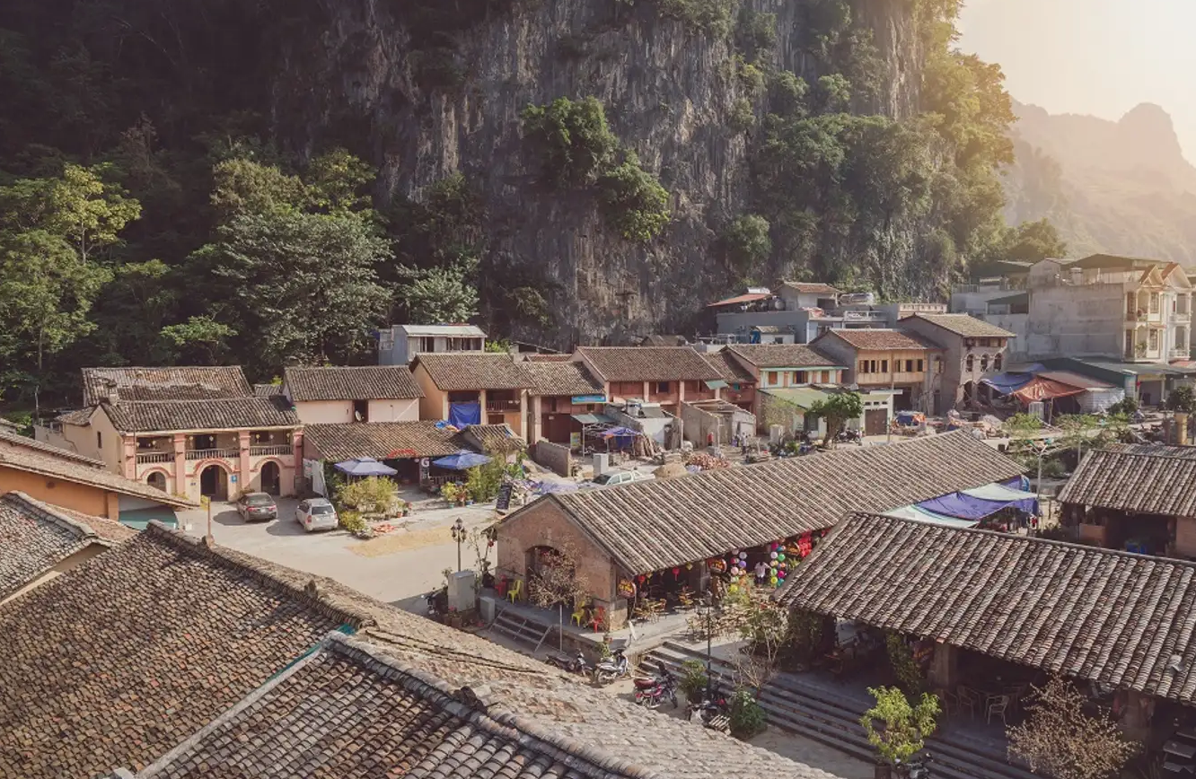 Phiên chợ ở phố cổ Đồng Văn 