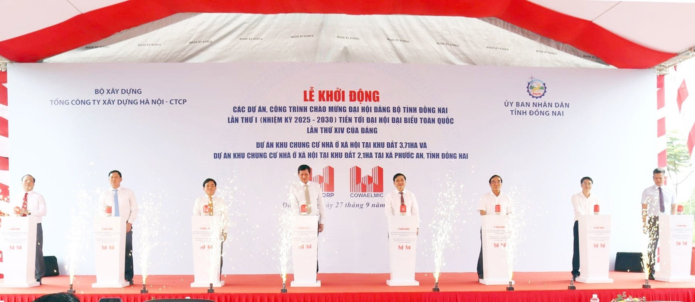 Các đại biểu nhấn nút khởi động 2 dự án nhà ở xã hội tại xã Phước An, tỉnh Đồng Nai