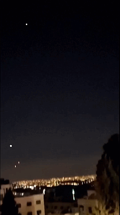 An Iranian missile strike on Tel Aviv was seen from Ramallah as air defence systems intercepted incoming projectiles. Sirens sounded across Israel fol… Xem thêm (1)