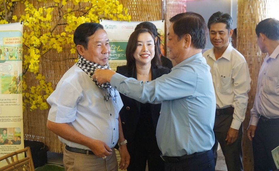 Phó chủ tịch Quốc hội Lê Minh Hoan trao khăn rằn cho những người nông dân chuyên nghiệp - Ảnh: B.Đ.T