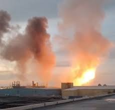 Khoảnh khắc kinh hoàng khi nhà máy lọc dầu lớn nhất Bahrain bị tên lửa Iran tấn công 