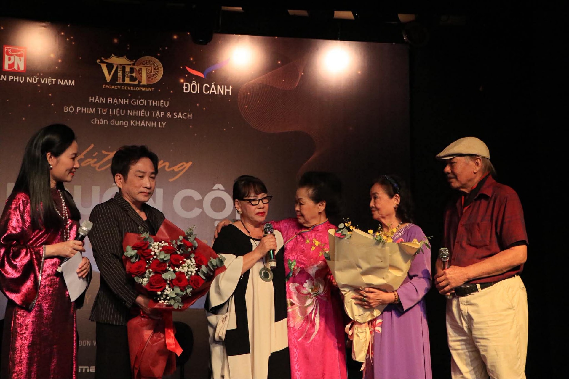 Đại diện gia đình Trịnh Công Sơn và gia đình nhạc sĩ Trần Tiến chúc mừng và tặng hoa cho danh ca Khánh Ly